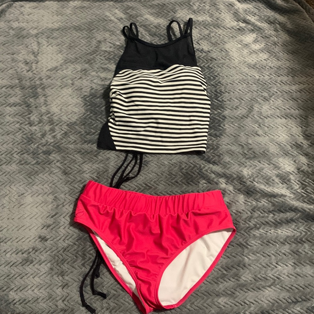 Super cute swimsuit built in bra pads tie back double strap striped mesh neck